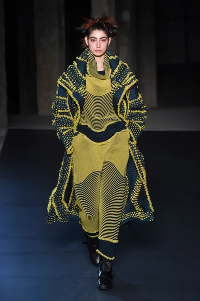 Look 32